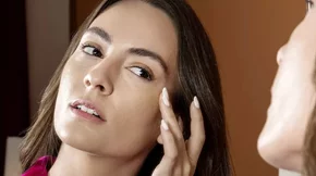 Τα μυστικά των it girls για επιδερμίδα τόσο λεία που μοιάζει με φίλτρο