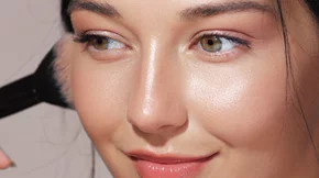 Γιατί το "blonzing" είναι το νέο trend στο μακιγιάζ;