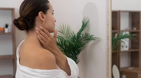 Λαδωμένα μαλλιά; 3 έξυπνα κόλπα για να δείχνουν φρέσκα χωρίς λούσιμο