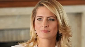 Από μακριά ξανθά μαλλιά μέχρι καστανό καρέ: Όλα τα διαφορετικά κουρέματα που έχει δοκιμάσει η Τατιάνα Μπλάτνικ