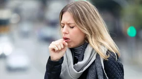 Μπορεί να έχεις πνευμονία χωρίς βήχα; Τα συμπτώματά της σε ενήλικες και μωρά