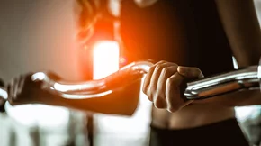 Ίσια ή V μπάρα για τους τρικεφάλους;