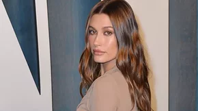 Πώς να αντιγράψεις το φρέσκο μακιγιάζ της Hailey Bieber για να φαίνεσαι πιο ξεκούραστη