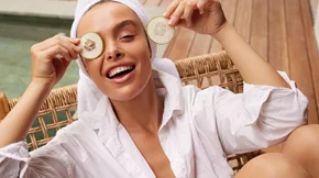 Ακμή: Ποια viral δίαιτα θα σου χαρίσει λαμπερό δέρμα; Μάθε τι ισχύει πραγματικά