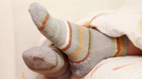 Ειδικοί αποκαλύπτουν: Οι κίνδυνοι που κρύβουν οι κάλτσες για τα πόδια σου