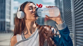 10 τρόποι με τους οποίους πίνεις το νερό με λάθος τρόπο (ναι, συμβαίνει και αυτό)