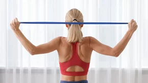 Οι καλύτερες ασκήσεις για να χαλαρώσεις την πλάτη - μόνο με ένα λάστιχο και στο σπίτι