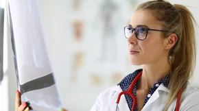 Τι είναι η αξονική τομογραφία, πότε συστήνεται και πότε αποφεύγεται