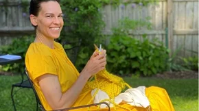 Η Χίλαρι Σουάνγκ θα γίνει μητέρα στα 48 - είναι κάτι συνηθισμένο;