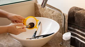 Σφουγγάρια, πινέλα μακιγιάζ, φίλτρα αέρα: Πότε πρέπει να πετάμε οικιακά αντικείμενα που χρησιμοποιούμε συχνά;