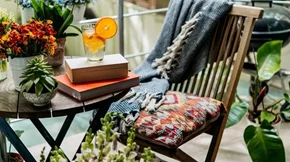 Έχεις μικρό μπαλκόνι; Τα τραπεζάκια από την IKEA που θα σε σώσουν - Χωράνε παντού