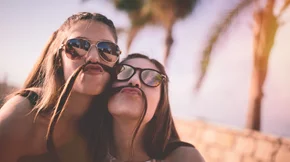 Οι 6 τύποι χιούμορ και πώς αυτό επηρεάζει τις σχέσεις