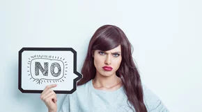 Νιώθεις αμήχανα να πεις "όχι"; 7 φράσεις που θα σε βοηθήσουν