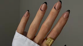 3 μαύρα μανικιούρ που θα αναβαθμίσουν το γαλλικό σου