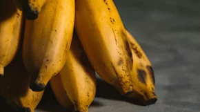Το "έξυπνο" κόλπο για να μη μαυρίσουν οι μπανάνες σου
