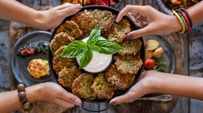 Καλοκαιρινή συνταγή για λαχταριστούς μελιτζανοκεφτέδες σε χρόνο dt