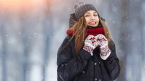 Τα χτενίσματα που επιλέγουν οι πιο stylish γυναίκες για τις βόλτες τους στα χιόνια