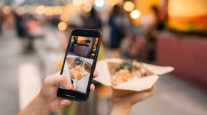 Τρως για τα... likes; Το φαινόμενο performative eating και οι κίνδυνοι του