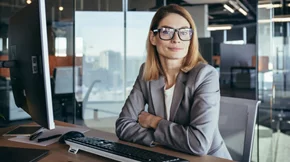 Τips & tricks: Πώς θα τα διαχειριστείς τα συμπτώματα της εμμηνόπαυσης στη δουλειά