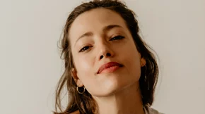 Οι σκιές που φωτίζουν υπέροχα τα καστανά μάτια