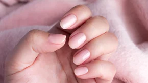 Strawberry milk nails: Το κομψό μανικιούρ που θα κάνουμε όλες μας το καλοκαίρι