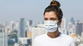 Q+A Κορονοϊός: Πότε ξεκινούν τα συμπτώματα, τι αλλάζει η Δέλτα, τι κάνουμε αν είμαστε εμβολιασμένοι