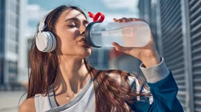 Γιατί το να πίνεις συνέχεια νερό δεν είναι καλή ιδέα;