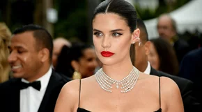 3 stylish, ανοιξιάτικα χτενίσματα που άνετα μπορείς να κάνεις (και) το βράδυ της Ανάστασης