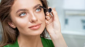 Ένας πανεύκολος τρόπος για να τονίσεις το βλέμμα σου μέσα σε 5'