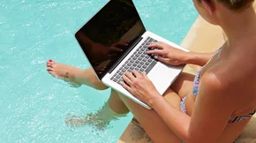 Εργασιομανία: Πώς θα χαλαρώσεις επιτέλους αυτό το καλοκαίρι