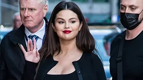 Πώς θα κάνεις ακόμα πιο ενδιαφέρον το κλασικό κόκκινο μανικιούρ; Η Selena Gomez σού δείχνει τον τρόπο