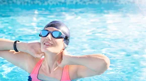 Aqua fitness: Τι γυμναστική να κάνεις μέσα στο νερό;