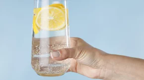 Το ανθρακούχο νερό κάνει κακό στα δόντια σου;