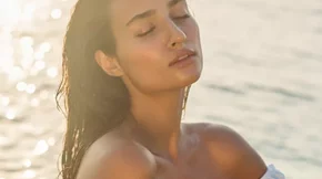 Γιατί έχω πιο καθαρή επιδερμίδα το καλοκαίρι;