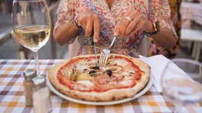 Πώς οι Ιταλοί τρώνε πίτσα κάθε μέρα και παραμένουν αδύνατοι – Η αλήθεια πίσω από το μεσογειακό πιάτο