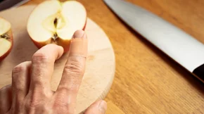 Πρώτες βοήθειες: Τι να κάνεις αν έχεις πυρετό, πονάει η μέση σου, κόπηκες ή έχεις ή ανοιχτή πληγή;