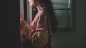 Βραδινές λιγούρες: Γιατί πεινάς αργά το βράδυ + 3 ιδανικές επιλογές από τη διατροφολόγο