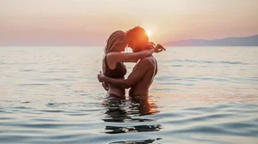 Μπορούν να επιβιώσουν οι καλοκαιρινοί έρωτες; Και αν ναι, ποιες είναι οι παγίδες;