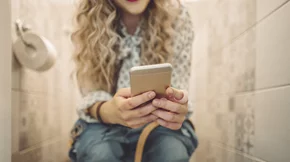 Κινητό στην τουαλέτα: Πόσο βλαβερή για την υγεία σου είναι αυτή η συνήθεια;