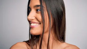 Δεν έχει το hype που του αξίζει, όμως αυτό το έλαιο υπόσχεται τα πιο πυκνά και μακριά μαλλιά που είχες ποτέ