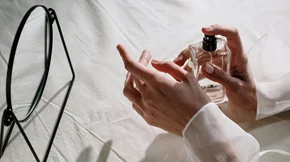 Τα νέα αρώματα που "μυρίζουν" φθινόπωρο θα κάνουν τους πάντες να αναρωτιούνται τι φοράς