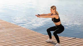 Γιατί τα γόνατά μου κάνουν κρακ ή τρίζουν όταν κάνω squats;