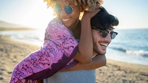 Γιατί οι σχέσεις που ξεκινούν καλοκαίρι είναι ίσως οι ιδανικότερες