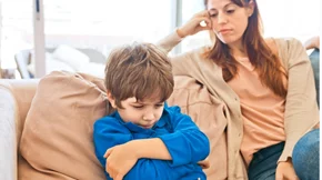 "Θα έπρεπε να ντρέπεσαι": Πώς να μάθουμε στα παιδιά να αναλαμβάνουν τις ευθύνες τους χωρίς να τα κάνουμε να ντρέπονται