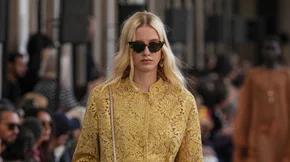 Η top τάση στα κουρέματα της άνοιξης του '24 χαρίζει όγκο ακόμα και στα πιο λεπτά μαλλιά