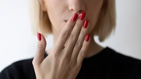 3 κόλπα για να ελέγξεις μόνη σου αν η αναπνοή σου είναι δυσάρεστη