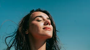 Ένα βίντεο δείχνει τι μας συμβαίνει όταν είμαστε χαρούμενοι