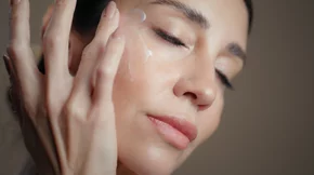 Σαν φρεσκοστημένος χυμός πορτοκάλι: Η κρέμα με βιταμίνη B3 που επαναφέρει τη λάμψη στην επιδερμίδα