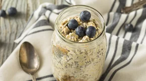 Βρώμη από το βράδυ χωρίς μαγείρεμα που θυμίζει γλυκιά πίτα με μύρτιλλα