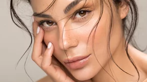 Οι σκιές που φωτίζουν υπέροχα τα καστανά μάτια